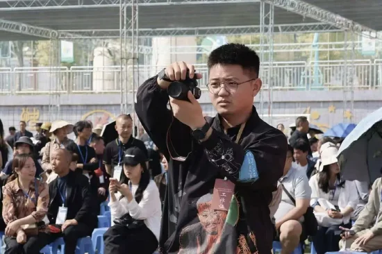 贾亮正在拍摄、记录（受访者供图）