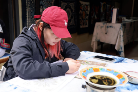 游客体验蜡染 黄果树旅游区供图