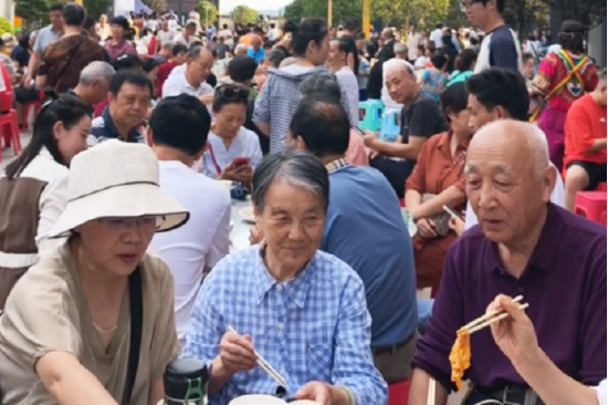 旅居业主共赴长桌宴