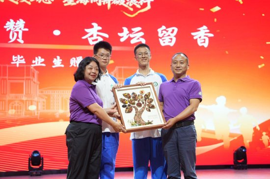 初三学子向学校赠送礼物