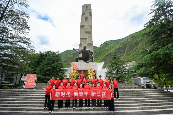 飞夺泸定桥纪念碑前合影（活动主办方供图）