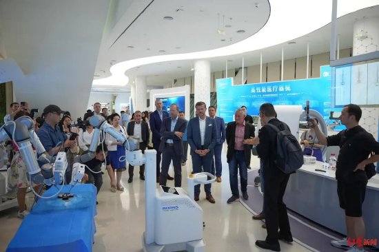 嘉宾参访成都天府国际生物城文化中心，听取相关负责人介绍成都博恩思医学机器人