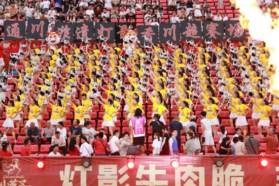 赛前看台拉拉队表演