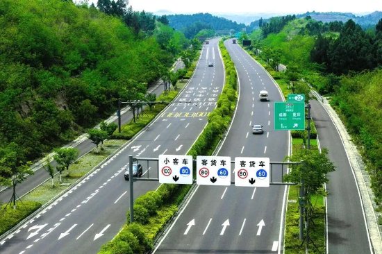 巨型“钻戒”  成都新地标+1
