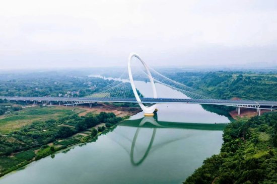 巨型“钻戒”  成都新地标