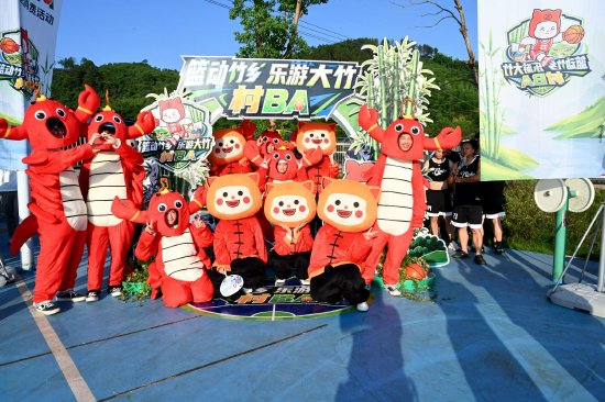 吉祥物打卡活动（曹芮铭摄）
