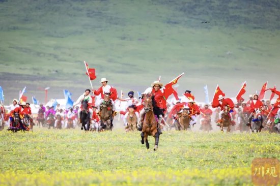 理塘草原之上，骑手高举红旗驰骋飞驰，迎风舒展的红旗与奔腾的骏马相映成趣。