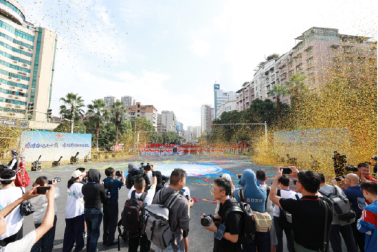 少数民族群众参与黔南布依族苗族自治州成立70周年民族团结大巡游