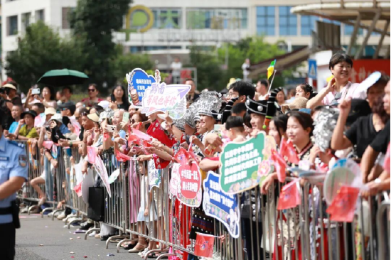 市民观看巡游活动