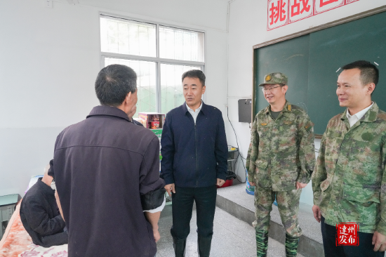 2026年9月29日，市委书记童梦到宣汉县樊哙镇查看灾情督导防汛救灾工作，在临时安置点看望受灾群众。