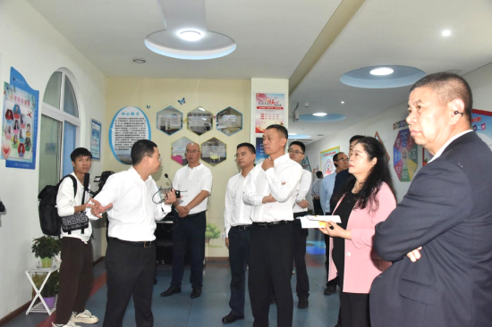 调研组深入察看与了解达州中学心理健康教育阵地建设情况