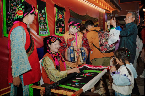 鱼通刺绣展示（中共康定市委宣传部 供图）