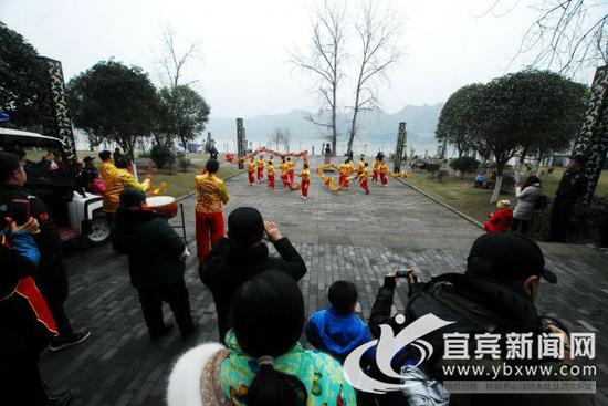 ��ׯ�ο͹ۿ�����������˱������� ���� �㣩