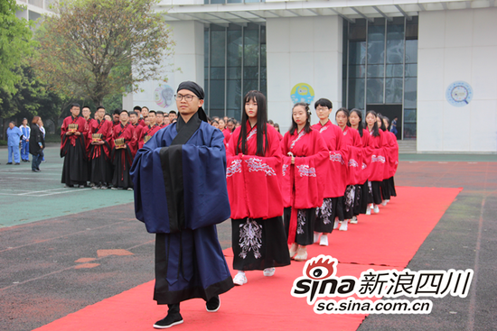 高三学子入场
