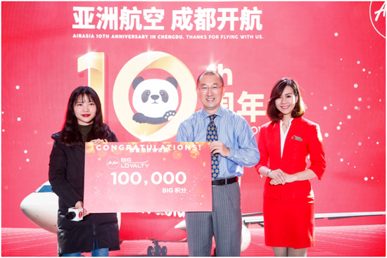 亚航中国区首席执行官周虎先生为成都航线第200万名乘客送上100,000亚航BIG积分