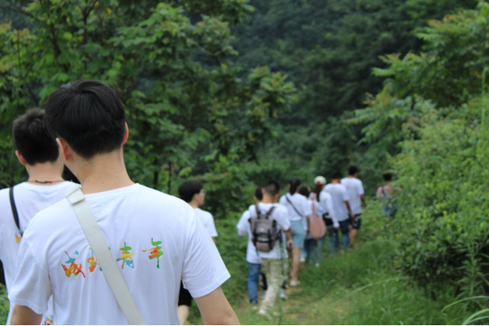 社会实践团成员在茶山进行走访采风
