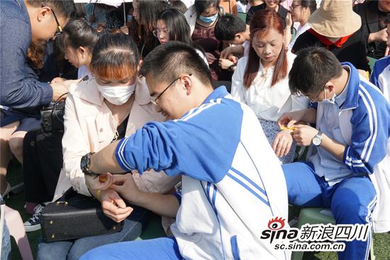 为父母系上感恩黄丝带