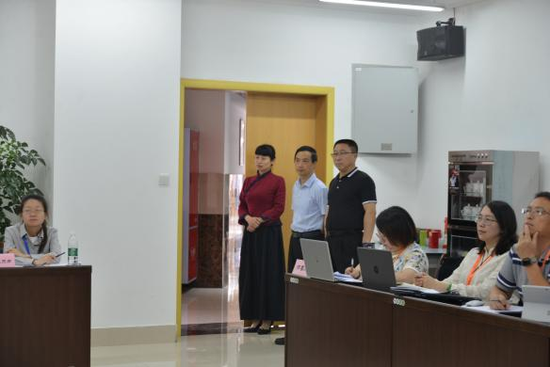 成都市教育科学研究院副院长李洪兵关心比赛情况