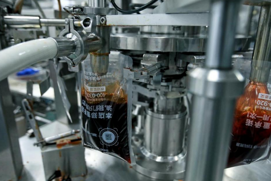 小袋包装油料进行自动灌装