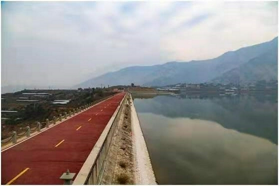 圖:青山環(huán)抱、碧水藍(lán)天的米易縣馬鞍山水庫一角。