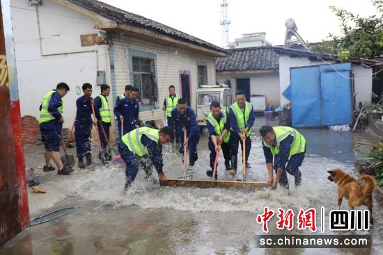 救援人员正在排水。（资料图）