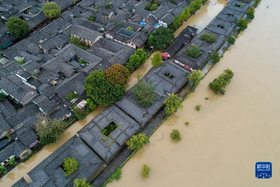 10月5日，嘉陵江水淹没阆中市古城区滨江路，漫进阆中古城内多条街道（无人机照片）。