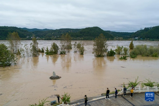 10月5日，嘉陵江水淹没阆中市古城区滨江路鱼翅广场（无人机照片）。