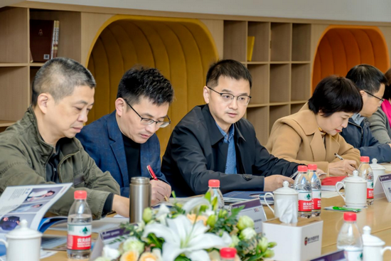 总校长陈麟(左三)汇报办学情况