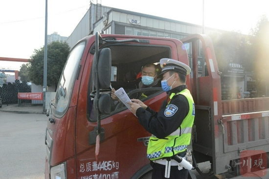 成都交警开展路面货车交通安全宣传 陈松 拍摄