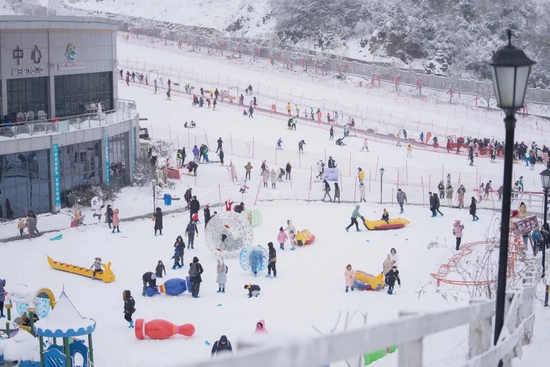 曾家山滑雪场。（景区供图）