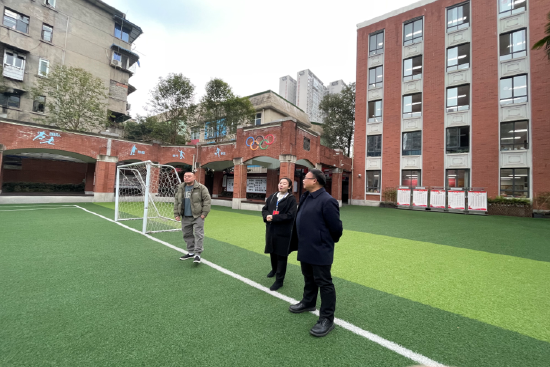 卿所长视察双小体育场地