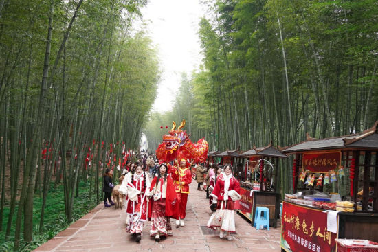 (蜀南竹海景区舞龙、汉服巡游活动)