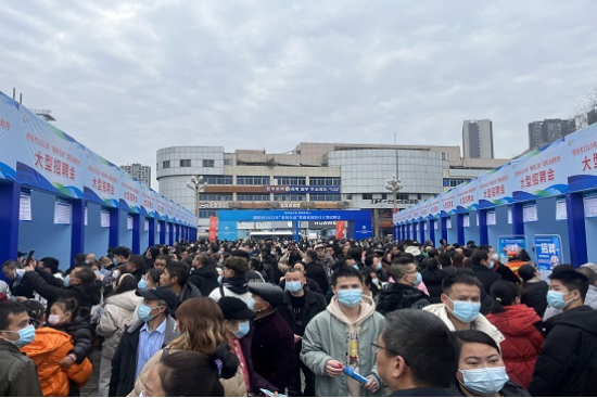 “春风行动”暨就业援助月大型招聘会活动现场