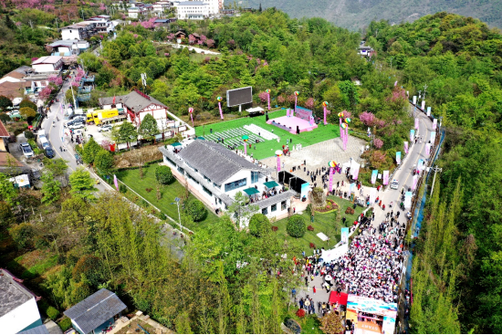 登山賽愛好者集結準備出發