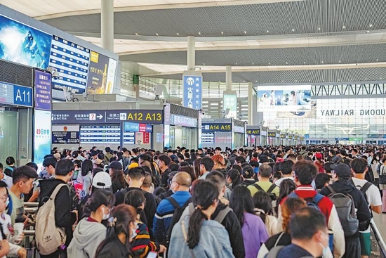 在成都东站，出行的旅客正在检票。 四川日报全媒体记者 李强 摄