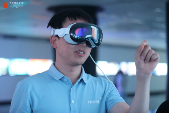 与会嘉宾体验VR技术