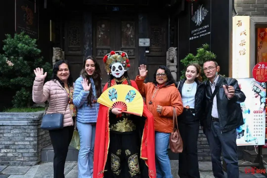 ▲外国游客在宽窄巷子参观