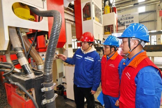 ▲国网金堂县供电公司客户经理上门服务半导体企业,助力企业开足马力生产。(陈翔 摄)