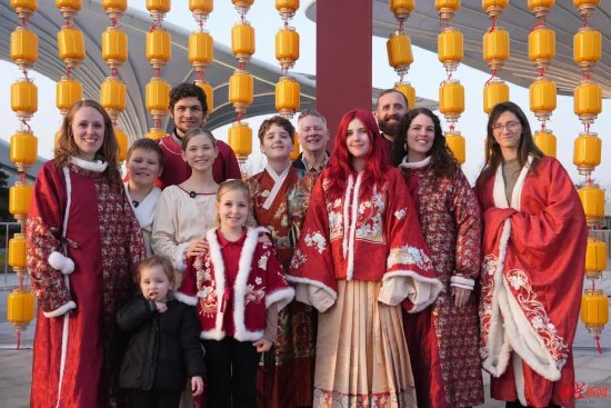 ▲40余位外籍人员在成都看灯会过大年