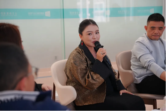 安琪儿客户代表、藏族服装设计师 扎西拥措女士