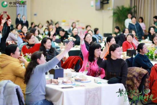 图：女性客户积极参与互动