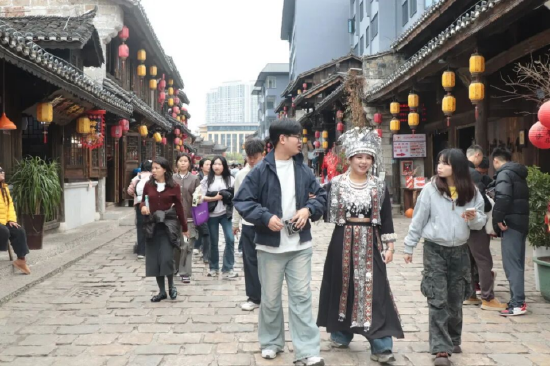 游客身着民族服饰游览古城