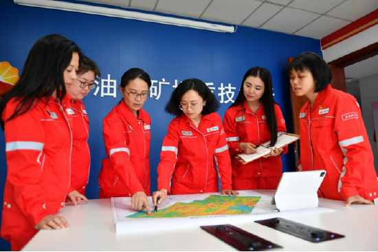 廖月（右三）组织地震学习小组集中学习