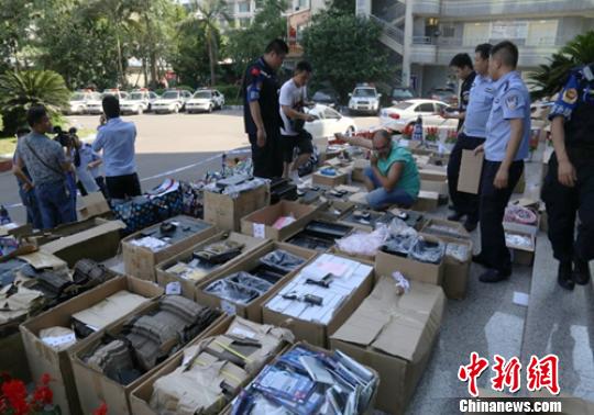警方正在清理查获的作弊器材接收模块成品和半成品(部分)。乐山警方供图