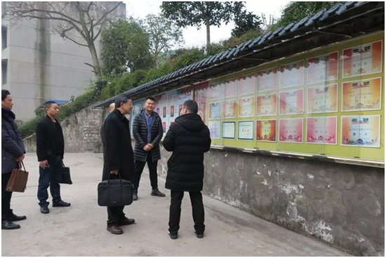 杨东教授一行了解学校概况