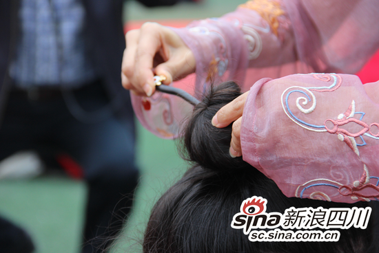 老师为学生加冠及笄