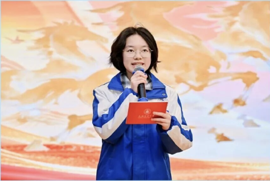 主持人：高2027届1班 任思辰