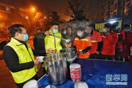 “暖冬靓汤行”志愿者服务活动现场