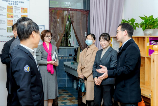 调研组考察学生宿舍