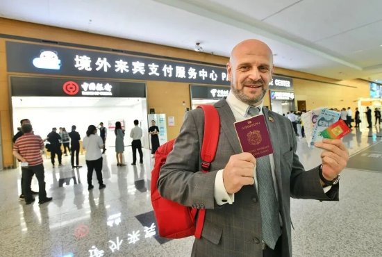 图片外籍游客在境外来宾支付服务中心